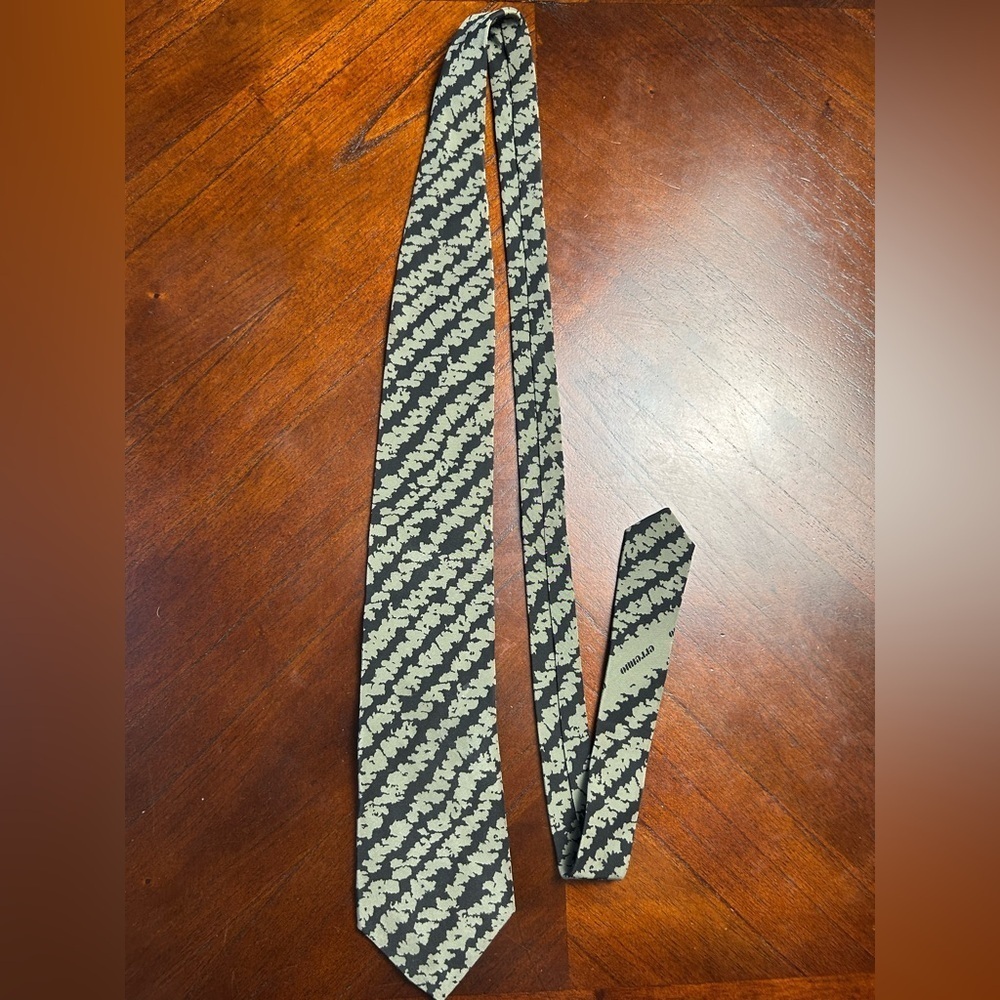 HAND 100% Silk Stylish Black and Cream Men's Tie